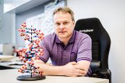 prof. Michal Hocek, vedoucí skupiny Bioorganická a medicinální chemie nukleových kyselin