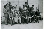 2. odboj západ – skupina československých opravářek ATS před dílnou, Sahara Tel-el-Kebir.