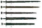 Tvarová rozmanitost čepelí mečů ze druhé poloviny 9. a raného 10. století nalezených na Moravě: a – Mikul-čice-Valy, hrob 375; b – Nechvalín, grave 125; c – Mikulčice-Valy, hrob 438; d – Břeclav-Pohansko, hrob 26; e – Vranovice
