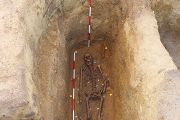 Pohled do odkrytého hrobu langobardského bojovníka