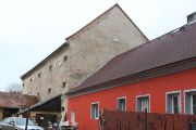 V nacistický tábor mohly být přeměněny i zcela nenápadné stavby; sýpka v Městě Holýšově, která sloužila jako ubytování vězeňkyň koncentračního tábora 