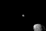 Didymos (vpravo) a Dimorphos (vlevo) zachycený kamerou DRACO sondy DART okamžik před její srážkou s asteroidem Dimorphos  