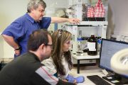 Tým Biologického centra AV ČR, vedoucí projektu Lucie Řimnáčová a vedoucí Laboratoře analytické biochemie a metabolomiky Petr Šimek (stojící), v popředí Martin Moos.