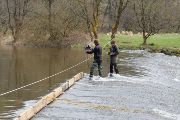 Hydrobiologové při měření