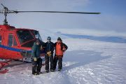 Na jižním úbočí Mount Erebus, kam se vědci dopravovali helikoptérou od novozélandské základny Scott Base. Zleva geofyzik Graham Hill, horský průvodce a v současnosti také student geologie Daniel Uhlmann a geofyzik Phil Wannamaker. 