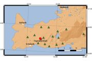 Mapa poloostrova Reykjanes, kde v r. 2020–2021 došlo k výrazné seizmické a posléze i vulkanické činnosti. Místo výstupu magmatu na povrch je znázorněno červenou hvězdičkou. Zelené trojúhelníky značí polohy stanic sítě Reykjanet. 