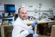 Vedoucí výzkumného týmu Ing. Jiří Červenka, Ph.D. s patentovanou nehořlavou baterií. Vědci nyní hledají průmyslové partnery pro další vývoj. 