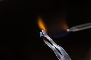 Grafenový aerogel odolávající vodíkovému plamenu o teplotě 1500°C. Nerozžhavená zadní strana aerogelu potvrzuje jeho nízkou tepelnou vodivost, která je spoluzodpovědná za nehořlavost .