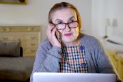 Herečka Eva Holubová v didaktickém seriálu Prameny online, který má seniorům pomoci orientovat se v internetových databázích historických pramenů a dokumentů