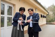 Předsedkyně Akademie Věd ČR Eva Zažímalová společně s ředitelem Ústavu molekulární genetiky AV ČR (ÚMG) Petrem Dráberem slavnostně otevírají rekonstruovanou budovu drůbeží farmy v Kolči