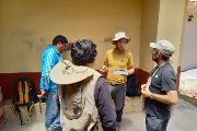 Instalace monitorovacího zařízení GPS na budovu komunitního centra v obci CuyoChico – všem pracím v terénu byl přítomen zástupce Úřadu civilní obrany města Pisac, který poskytl významnou logistickou podporu probíhajícím pracím. Peruánští odborníci byli podrobně seznámeni s fungováním měřicího přístroje, zálohováním dat a jeho údržbou.