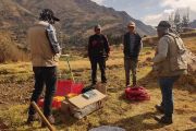 S průběhem terénních prací byli vždy seznámeni i obyvatelé obce CuyoChico. Fotografie zachycuje přípravu geofyzikálních měření odborníky z INGEMMETu, Peru.
