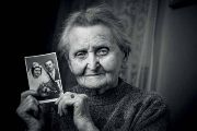 Marie Halačková, manželka Františka Halačky totálně nasazeného v Kirkenesu, Skiipaguře a Billefjordu, s jejich svatební fotografií z roku 1948. „Manžel říkal, že vařili pro německý oficíry, hlavně ryby. Co zbylo, tak dávali na smetiště, a ruští zajatci – nakládali v přístavu pytle cementu a na nohou měli ty pytle od cementu – měli hlad a z toho vyhozenýho jídla to brali.“ 