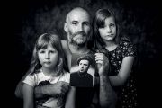 Zbyněk Houska s dcerami drží fotografii Václava Housky, nasazeného v Repparfjordu a Lønsdalu. „Dědeček doma o Norsku vůbec nemluvil, možná si nesl i nějaké trauma z té doby. Celá léta jsem žil v domnění, že totální nasazení dědy za polárním kruhem v Norsku je něco, co jsem si vymyslel nebo špatně pamatoval z dětství.“