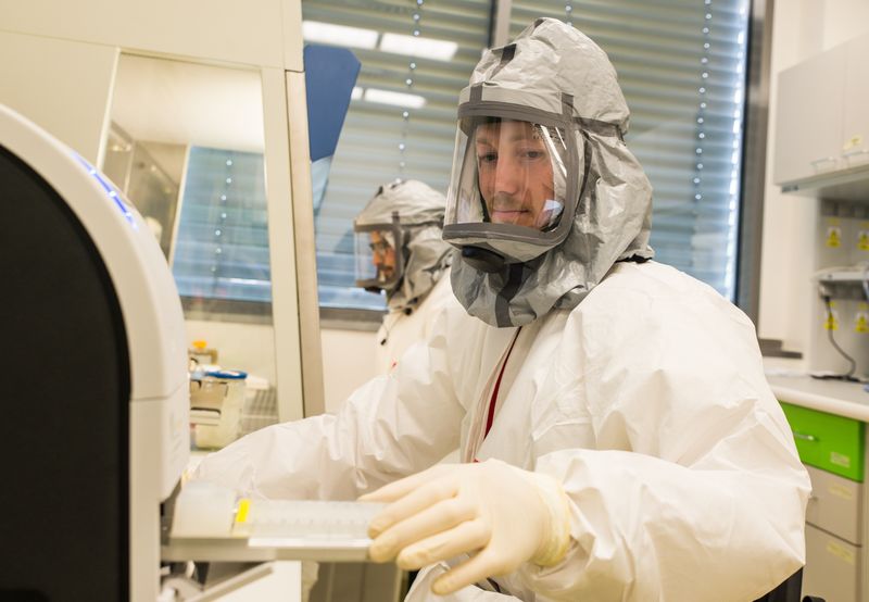 Virologové z Biologického centra AV ČR testují protilátky proti viru SARS-CoV-2 v laboratoři s vysokým stupněm zabezpečení BSL-3.