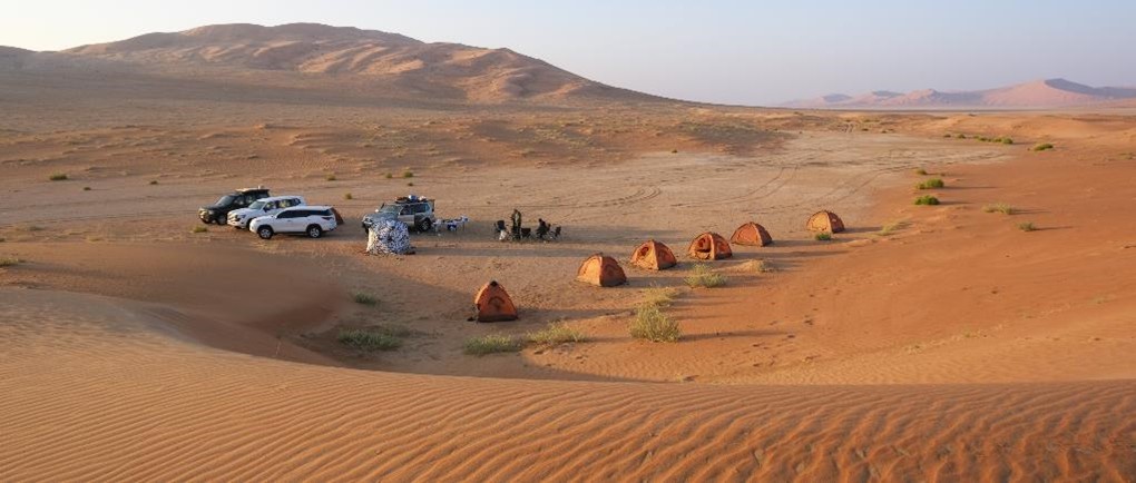 Expediční tábor v poušti ar-Rubʿ al-Chálí, jižní Omán. 
