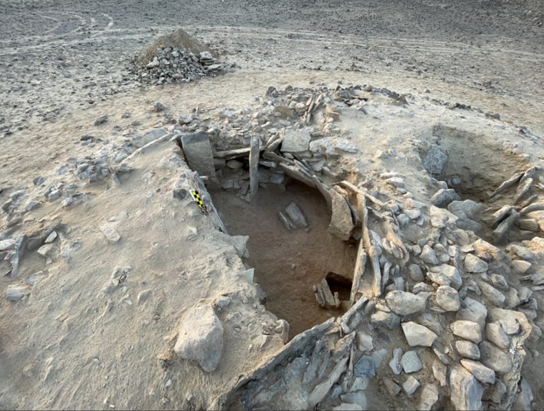 Výkop neolitické hrobky v Nafūnu, střední Omán. 