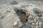 Výkop neolitické hrobky v Nafūnu, střední Omán. 