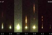 Výřezy z detailního videozáznamu bolidu EN260623_204511 pořízeného rychlonaváděcím systémem FIPS na observatoři v Ondřejově. Tento záznam slouží k podrobnějšímu zkoumání fragmentace meteoroidu. Relativní čas pro jednotlivé snímky je vztažen k absolutnímu času 20:45:11 UT.