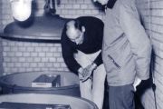 Axel Plešinger (vlevo) při údržbě širokopásmového snímače ve štole Kristýna, vpravo Bohumil Bartizal, technik a dlouholetý správce observatoře kašperské Hory v 60. a 70. letech minulého století. 