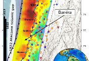 Mapa severní části středního Chile, v tomto regionu autoři studie vyhodnotili míru uzamčení. Různé hodnoty uzamčení jsou barevně odlišeny. Symboly na pevnině (křížky, plus, trojúhelníky) označují seismické a GPS (cGNSS) stanice postavené a použité ve studii. Vlevo je ukázán rozsah minulých zemětřesení. Nízké hodnoty uzamčení v jižní části úseku Atacama seismic gap 1922 nastiňují možnou bariéru (šipka) pro velká zemětřesení. 