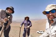 Fotografie z terénu v poušti Atacama: práce v terénu, příprava místa pro seismickou stanici. 