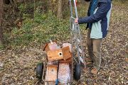 Adam Konečný, vědec z Ústavu botaniky a zoologie Masarykovy univerzity se zapojil do zavěšování budek.