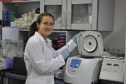 Barbora Gajdárová při zpracovávání vzorků rysa v molekulárně-genetické laboratoři