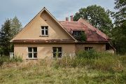 Bývalá česká menšinová škola čp. 117 v Náhlově - dnes chátrající, nevyužívaná budova menšinové české školy, původně obecné a později i měšťanské, byla postavena v letech 1926–1928 podle návrhu architekta Josefa Uhlíře z České Lípy. 