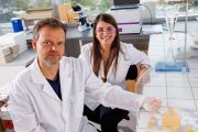 Miroslav Kvasnica a Karoll Ferrer z olomoucké Laboratoře růstových hormonů, která je společným pracovištěm Ústavu experimentální botaniky Akademie věd ČR a Univerzity Palackého v Olomouci. 