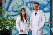 Miroslav Kvasnica a Karoll Ferrer z olomoucké Laboratoře růstových hormonů, která je společným pracovištěm Ústavu experimentální botaniky Akademie věd ČR a Univerzity Palackého v Olomouci. 