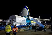 Fotografie z nakládání kontejneru se sondou JUICE do ukrajinského letadla AN-124 na letišti ve francouzském Toulouse 9. února 2023 před rozedněním.