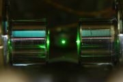 Optická past umožňuje bezkontaktně zachytit a manipulovat s částicemi v různém prostředí prostřednictvím světla laserů. Na obrázku je jedna částice zachycena ve vakuu v zeleném laserovém svazku.