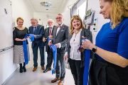 Slavnostního otevření nové laboratoře BSL3 se zúčastnily osobnosti AV ČR i UK