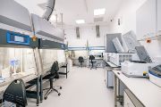 V nové laboratoři je řada bezpečnostních prvků zajišťující ochranu pracovníků v laboratoři i ostatních zaměstnanců centra