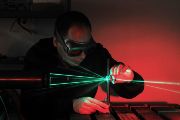 Ústav pro nanomateriály, pokročilé technologie a inovace TUL / Seřízení optické cesty laserového paprsku
