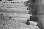 Dokumentární fotografie z vykopávek profilu XIII z roku1984, který obsahoval nejstarší vrstvu VII s kamennými nástroji.