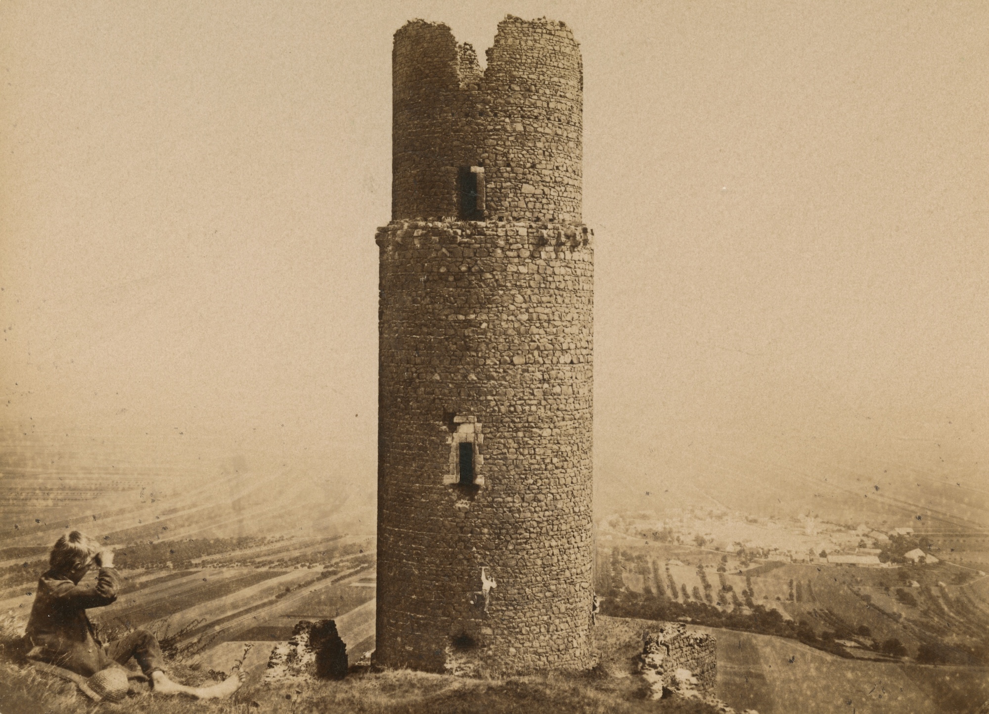 Vladimir Kremer, Černá věž na Házmburku, 70.–80. léta 19. století, albuminová fotografie, 117 × 158 mm / 246 × 324 mm