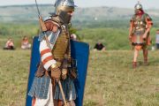 Členové historické skupiny s replikami římského vybavení při vystoupení v Návštěvnickém centru Mušov – Brána do Římské říše. 