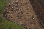 Část plochy archeologického výzkumu se skupinou zásobnic u Dubče. 