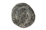 Jedna z římských mincí nalezených během archeologického výzkumu v Dubči. 