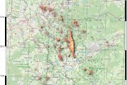 Plánované umístění seismických stanic znázorněné modrými trojúhelníky. Epicentra zemětřesení jsou označena barevnými puntíky.