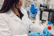 Daniela Bárcenas-Pérez z laboratoře řasové biotechnologie v Centru Algatech při Mikrobiologickém ústavu AV ČR