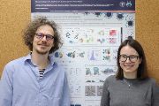 Roman Pleskot a Michaela Neubergerová před posterem popisujícím jejich výzkum.