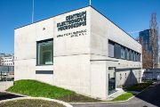 Nová budova udržuje stabilní prostředí, nezbytné pro citlivá měření, dokáže minimalizovat vibrace, elektromagnetické rušení i kolísání teplot. 