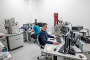 Laboratoř elektronové mikroskopie vybavená rastrovacími elektronovými mikroskopy Tescan LYRA