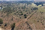 Camp Andalusia, celkový pohled. V popředí jsou dobře patrné fundamenty budov využívaných strážním oddílem. 