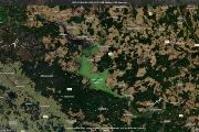 Satelitní snímek nádrže Lipno s výrazným zeleným zbarvením způsobeným sinicemi. Snímek byl pořízen družicí Sentinel-2 dne 18. prosince 2025 (http://bit.ly/3N4DnMi). Kredit: Evropská unie, snímky družice Copernicus Sentinel-2