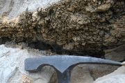 Uvnitř drobných jeskynní podél zkrasovělých vrstevních ploch vápenců vytvářejí bradavičnaté sintry nárůsty podobné jeskynním stalaktitům.