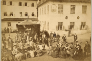 Neznámý fotograf, Šlechtická společnost v lázních Libverda, 60. léta 19. století, albuminová fotografie, 22,6 × 30 cm / 31 × 39,5 cm